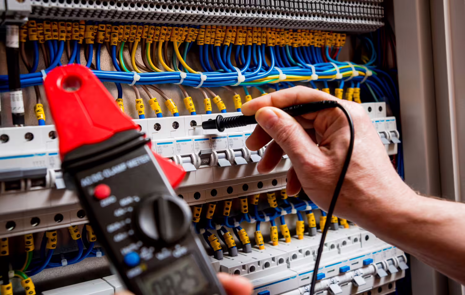 Elektryk: Zakres Obowiązków i Kluczowe Umiejętności - 2